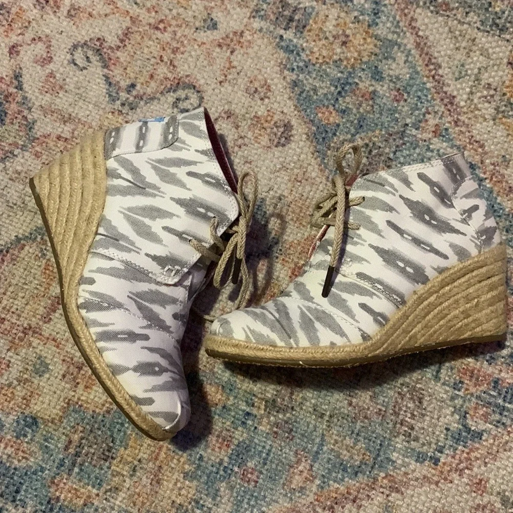 2‎ pairs TOMS Wedge Desert Natural Linen & Gray Ikat BOOTIES